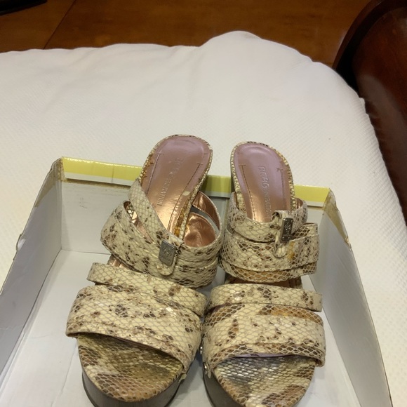 BCBG Wedge - Picture 5 of 7